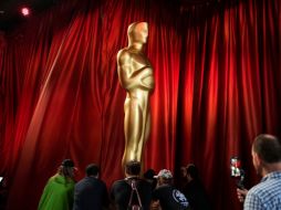 Ya se desplegó la alfombra por donde desfilarán las estrellas, que por primera vez es de color champán en lugar de rojo. EFE