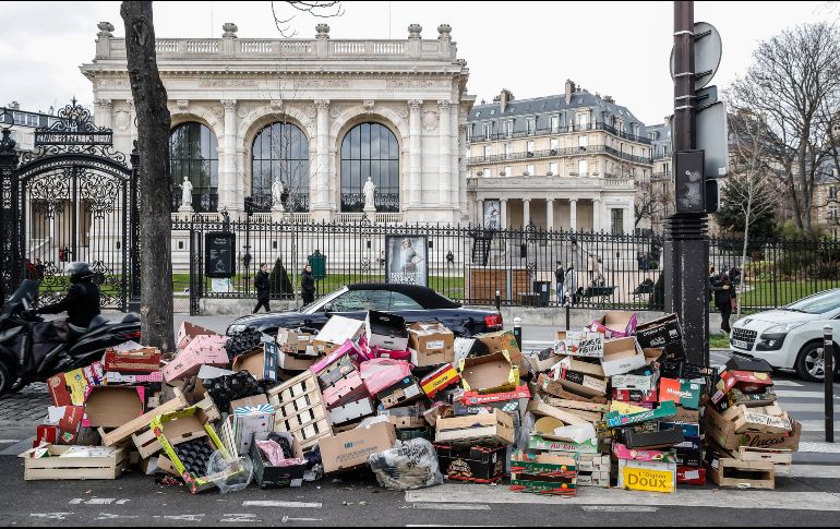 Basura no recolectada se acumula en París y otras ciudades como resultado de una huelga de los trabajadores de limpia que se oponen a la legislación. EFE/T. Suárez
