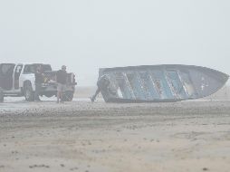 Las tareas de búsqueda se alargaron durante toda la noche debido al mal clima en las costas californianas, cubiertas de una capa de niebla. AP / G. Bull