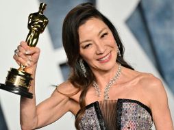 Michelle Yeoh celebra con su premio Oscar a mejor actriz. GETTY IMAGES