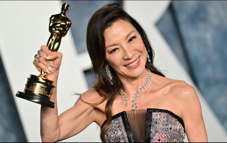 Michelle Yeoh celebra con su premio Oscar a mejor actriz. GETTY IMAGES