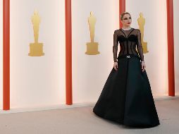 Lady Gaga no sólo levantó al hombre; también se aseguró de que estuviera bien, antes de seguir. AP / ARCHIVO