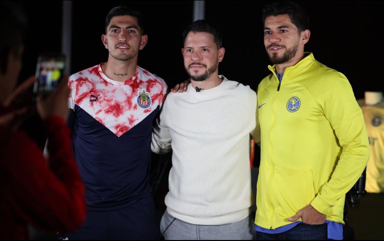 Víctor Guzmán y Henry Martín participaron en una dinámica con el periodista Pepe del Bosque. Twitter/@Chivas