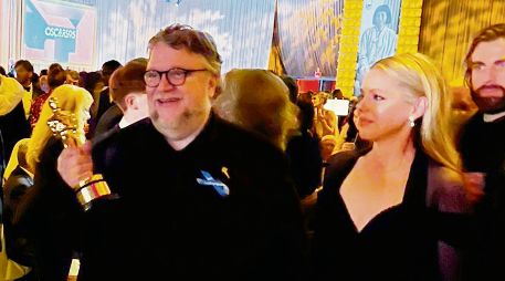 El cineasta posa junto su esposa, durante la fiesta oficial que ofrece la Academia. EL UNIVERSAL