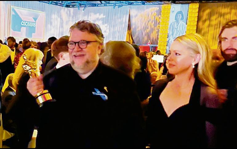 El cineasta posa junto su esposa, durante la fiesta oficial que ofrece la Academia. EL UNIVERSAL