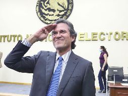 El secretario ejecutivo del INE fue recibido en el salón del Consejo General con aplausos y felicitaciones por la restitución de su cargo. SUN