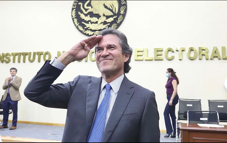 El secretario ejecutivo del INE fue recibido en el salón del Consejo General con aplausos y felicitaciones por la restitución de su cargo. SUN