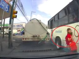La mujer se llevó un doloroso golpe que pudo haber acabado en tragedia debido a la rapidez con la que circulaba el camión. ESPECIAL/CAPTURA DE VIDEO