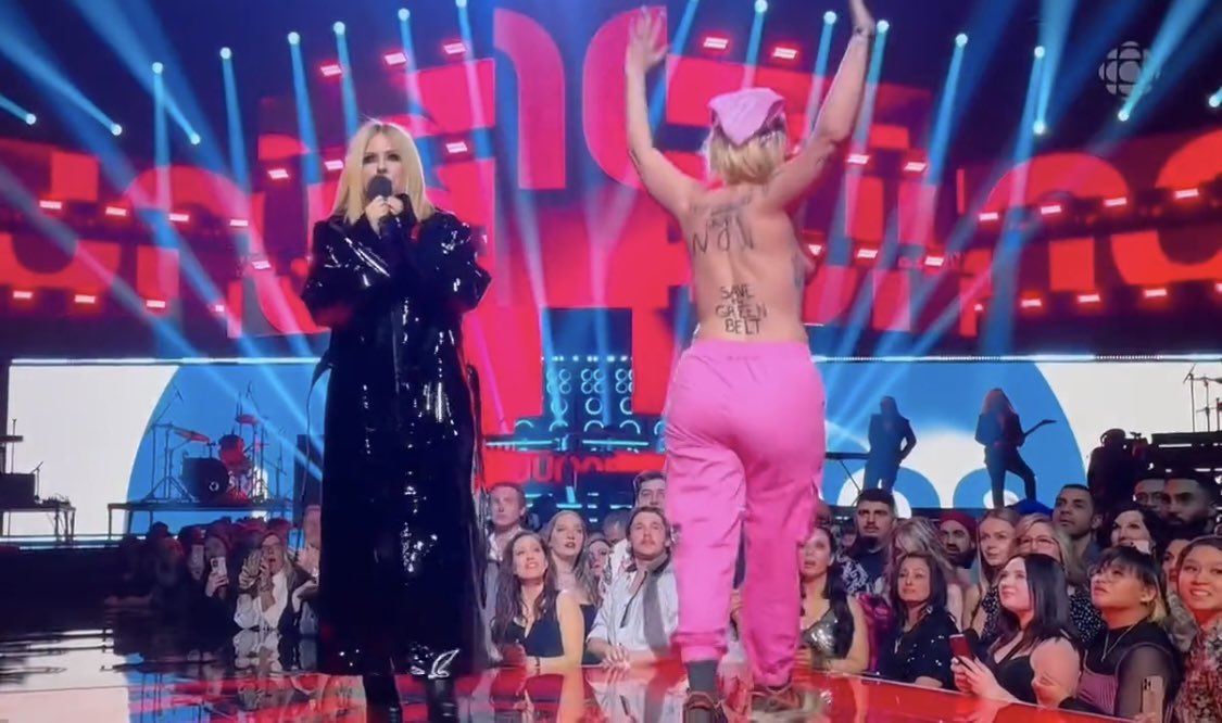 La activista interrumpió el discurso de Avril Lavigne. ESPECIAL