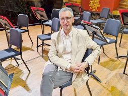 José Luis Castillo, director de la Orquesta Filarmónica de Jalisco, posa desde el escenario del Teatro Degollado. EL INFORMADOR/ R. Solís