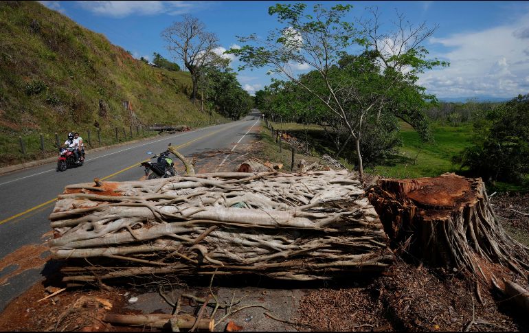 Los equipos de rescate trabajan desde anoche para conseguir sacar a las personas atrapadas. AP/F. Vergara