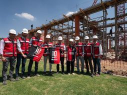 La foto del recuerdo entre el invitado y los directivos no pudo faltar. ESPECIAL/Atlas