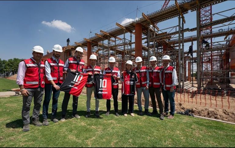 La foto del recuerdo entre el invitado y los directivos no pudo faltar. ESPECIAL/Atlas