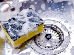 La esponja de la cocina es uno de los elementos con más gérmenes. GETTY IMAGES