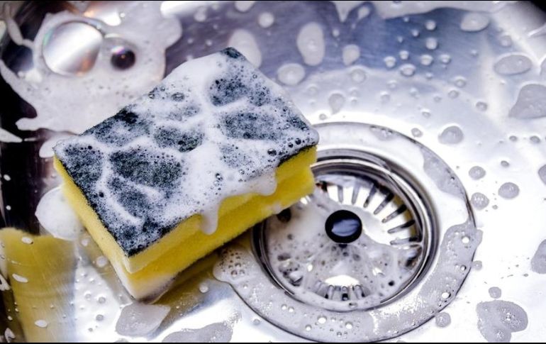 La esponja de la cocina es uno de los elementos con más gérmenes. GETTY IMAGES