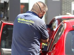 Si por motivos laborales, como sucede con miles de personas, una persona viaje a Puerto Vallarta desde el estado vecino, su vehículo tendrá irremediablemente que cumplir con la verificación vehicular en Jalisco. EL INFORMADOR / ARCHIVO