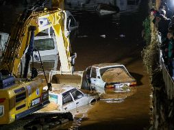 Una excavadora rescata vehículos de las aguas después de que inundaciones mortales azotaran Sanliurfa, en Turquía. EFE
