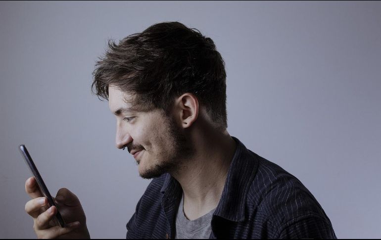 Los celulares y las pantallas luminosas antes de dormir afectan el descanso. ESPECIAL