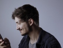 Los celulares y las pantallas luminosas antes de dormir afectan el descanso. ESPECIAL