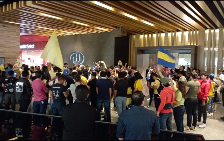 Con cánticos típicos dedicados a su equipo, es la manera en que ellos quieren mostrarles su apoyo, buscando que su equipo salga victorioso del clásico más importante del país. ESPECIAL