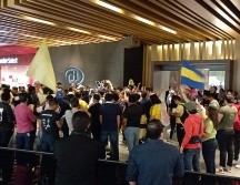 Con cánticos típicos dedicados a su equipo, es la manera en que ellos quieren mostrarles su apoyo, buscando que su equipo salga victorioso del clásico más importante del país. ESPECIAL