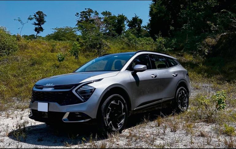 Kia Sportage. Este vehículo llega con una nueva parrilla completamente integrada al frente y detalles únicos en las calaveras. ESPECIAL
