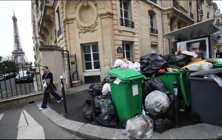La basura sigue acumulándose en las calles de París. AP