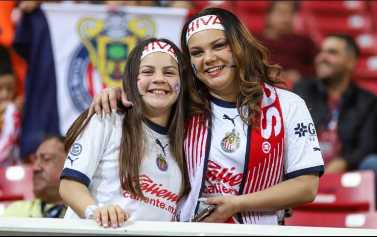 Aficionados le dan color a las gradas del Estadio Akron. EL INFORMADOR / C. Zepeda