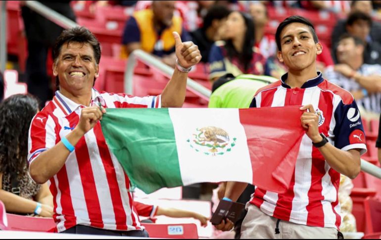 Aficionados le dan color a las gradas del Estadio Akron. EL INFORMADOR / C. Zepeda