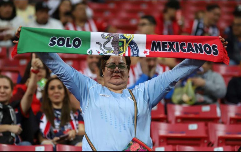 Aficionados le dan color a las gradas del Estadio Akron. EL INFORMADOR / C. Zepeda