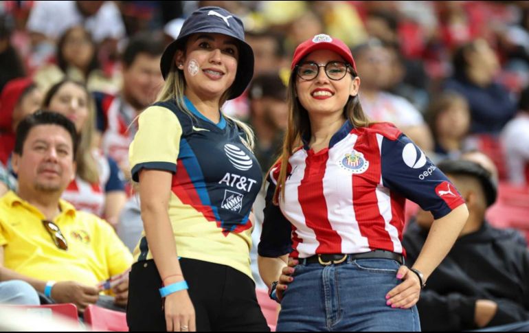 Aficionados le dan color a las gradas del Estadio Akron. EL INFORMADOR / C. Zepeda