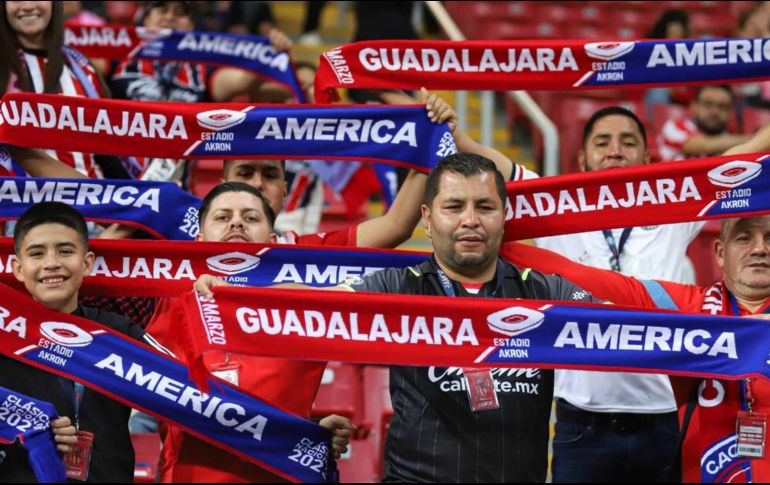 Aficionados le dan color a las gradas del Estadio Akron. EL INFORMADOR / C. Zepeda