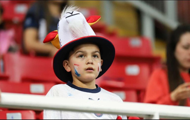 Aficionados le dan color a las gradas del Estadio Akron. EL INFORMADOR / C. Zepeda