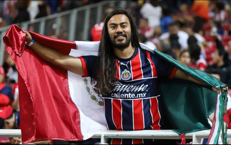 Aficionados le dan color a las gradas del Estadio Akron. EL INFORMADOR / C. Zepeda