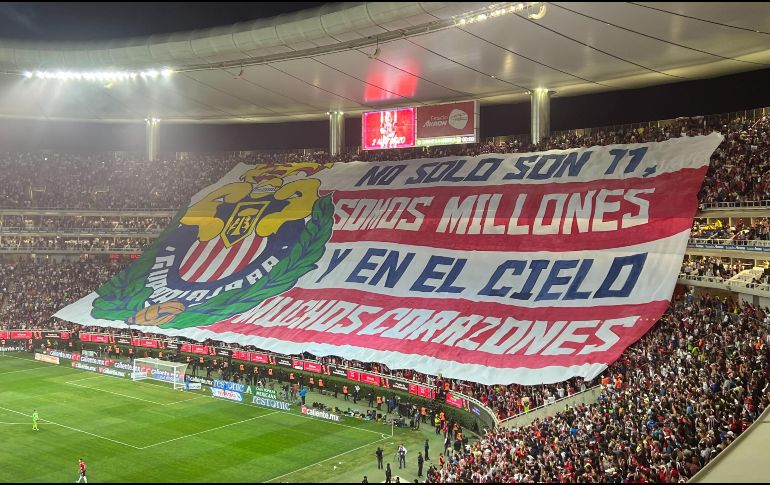 Aficionados le dan color a las gradas del Estadio Akron. EL INFORMADOR / A. Navarro