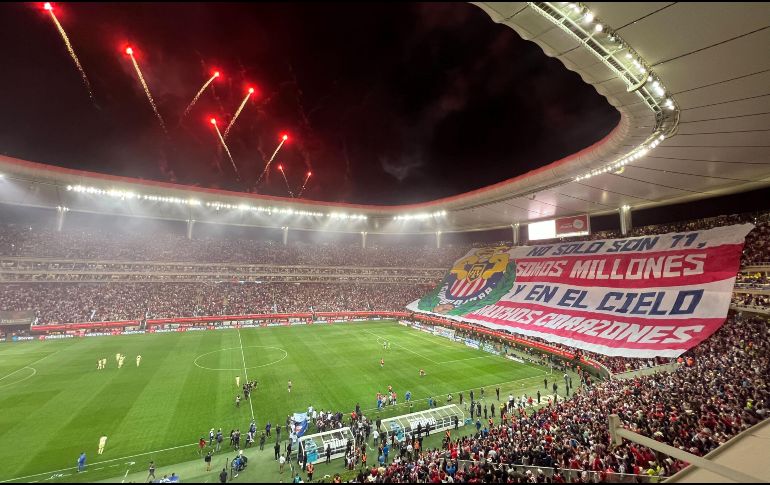 Aficionados le dan color a las gradas del Estadio Akron. EL INFORMADOR / A. Navarro