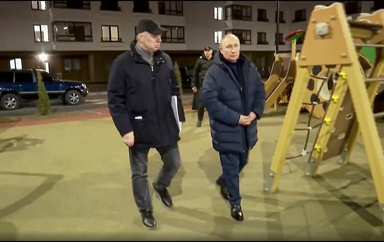 Putin llegó a Mariúpol en helicóptero y después manejó él mismo para recorrer 