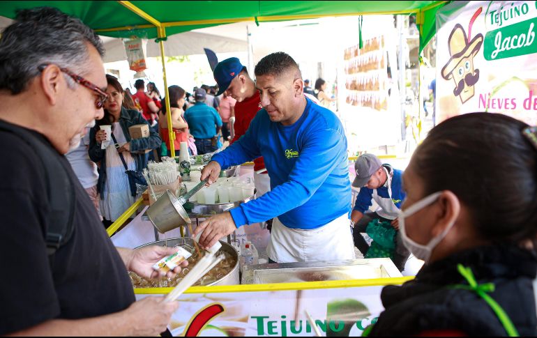 Tapatíos celebraron el Día municipal del Tejuino en el centro de Guadalajara. EL INFORMAOR/ CARLOS ZEPEDA