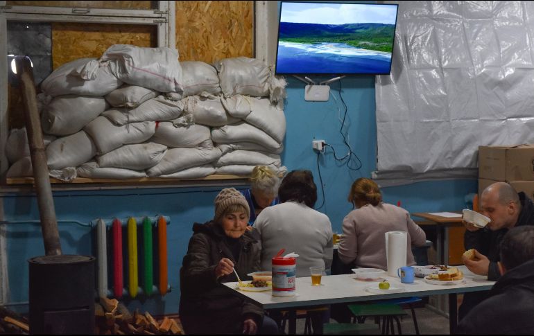 Residentes locales comen gratis en un refugio cerca del frente en la ciudad de Orekhovo, Ucrania. AP/A. Andriyenko