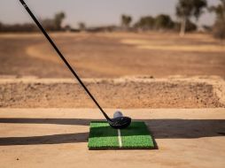 Su campo es de color marrón, con tierra y piedras, preparado con una mezcla de arena y aceite usado. AFP / O. De Maismont