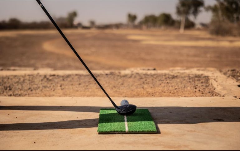 Su campo es de color marrón, con tierra y piedras, preparado con una mezcla de arena y aceite usado. AFP / O. De Maismont