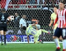 Henry Martín imitó a un perro orinando sobre la portería de Chivas. IMAGO7
