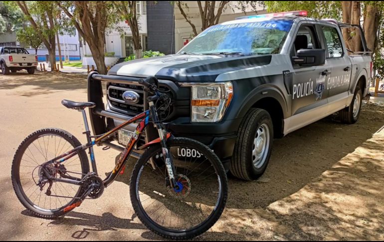 Los oficiales le dieron alcance y lo aseguraron cuadras más adelante a bordo de la bicicleta. CORTESÍA