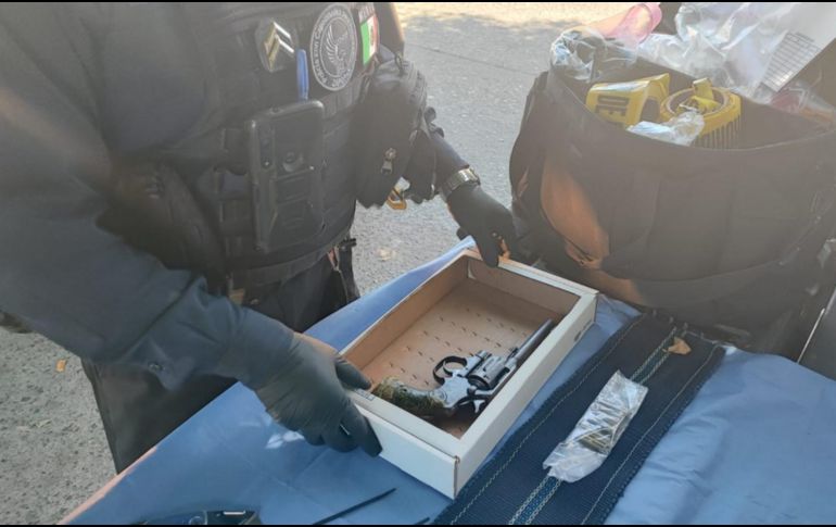 La pistola tipo revólver Colt con cachas negras y con seis cartuchos. CORTESÍA