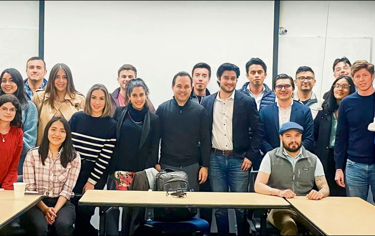 Clemente Castañeda (al centro) ofreció una conferencia por invitación de la Asociación de Alumnos Mexicanos de la Universidad de Columbia. ESPECIAL