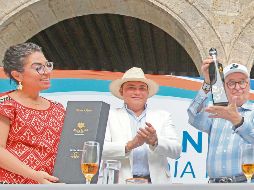 La celebración fue por el Día Nacional del Tequila y los 200 años del Estado libre y soberano de Jalisco. En la foto: la diputada Mirelle Montes, el empresario Gildardo Partida y el secretario de Gobierno, Enrique Ibarra Pedroza. EL INFORMADOR/ A. Camacho
