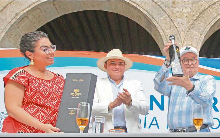 La celebración fue por el Día Nacional del Tequila y los 200 años del Estado libre y soberano de Jalisco. En la foto: la diputada Mirelle Montes, el empresario Gildardo Partida y el secretario de Gobierno, Enrique Ibarra Pedroza. EL INFORMADOR/ A. Camacho