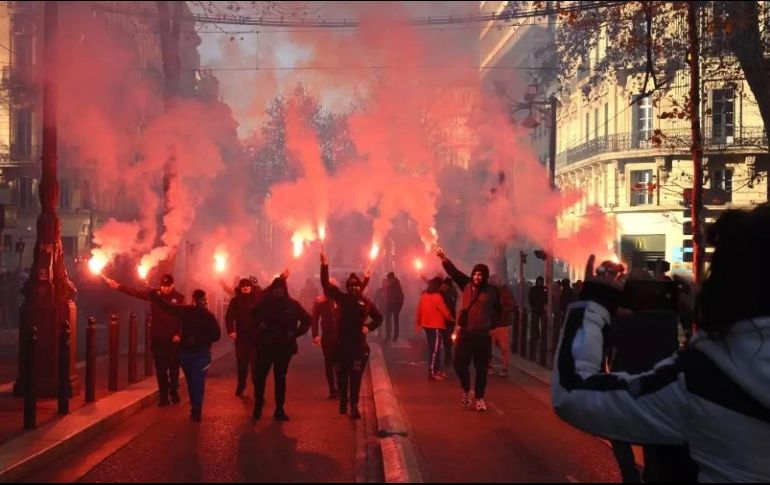 Múltiples manifestaciones continúan ante descontento con reforma que retrasará la edad mínima de jubilación de los 62 años a la edad de 64. AFP