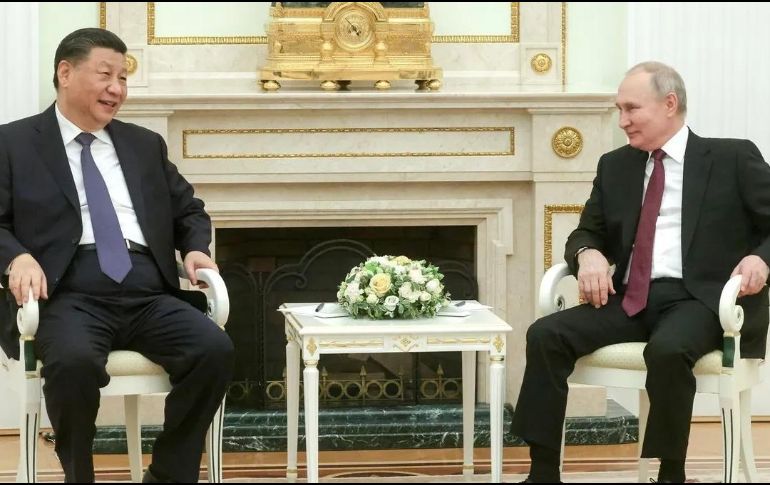 El presidente chino, Xi Jinping, y el mandatario ruso, Vladimir Putin, durante una reunión diplomática en Moscú. EFE