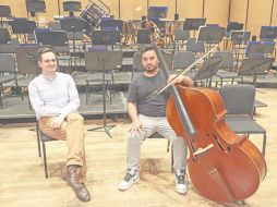 Iván López Reynoso, director huésped, posa junto al contrabajista Óscar Luque. EL INFORMADOR/ C. Zepeda